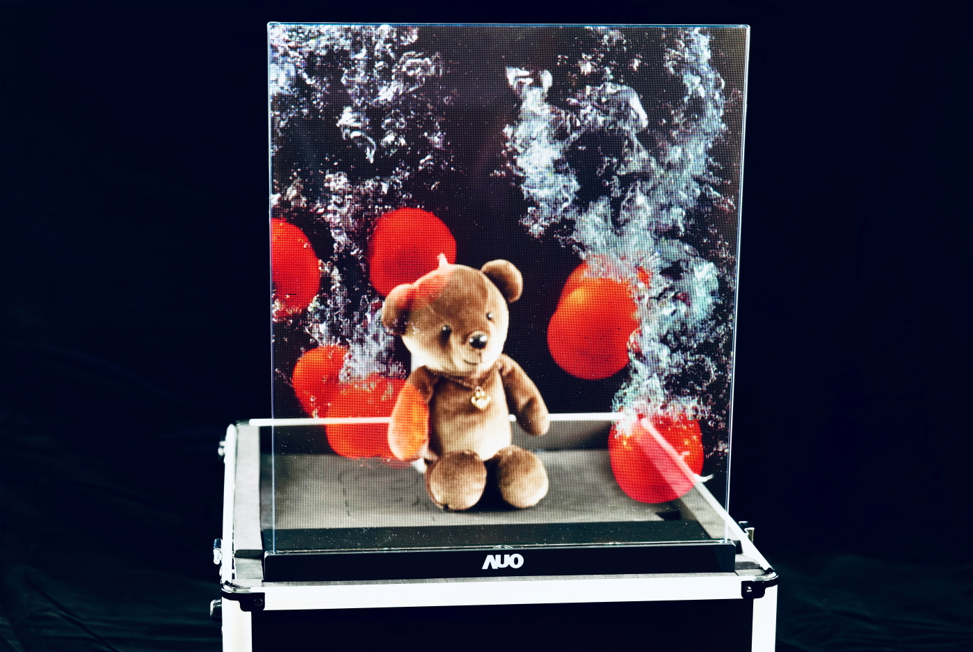 ���_�I���аlMicro LED͸���@ʾ�����߂�ߴ�͸�����@�䡢�����ȡ���ƴ��֮���ԣ��ɑ�����ǻ��Ƅ����ǻ��������̘Iչʾ�ȶ�Ԫ����