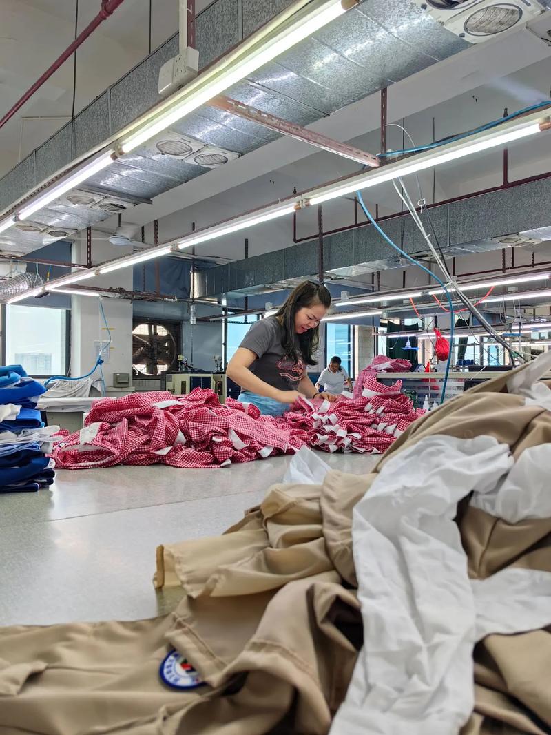 現(xiàn)貨校服 #工廠(chǎng)實(shí)拍視頻 #帶你走進(jìn)服裝廠(chǎng) #上班也瘋狂